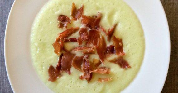 Sopa fría de melón con virutas tostadas de jamón ibérico