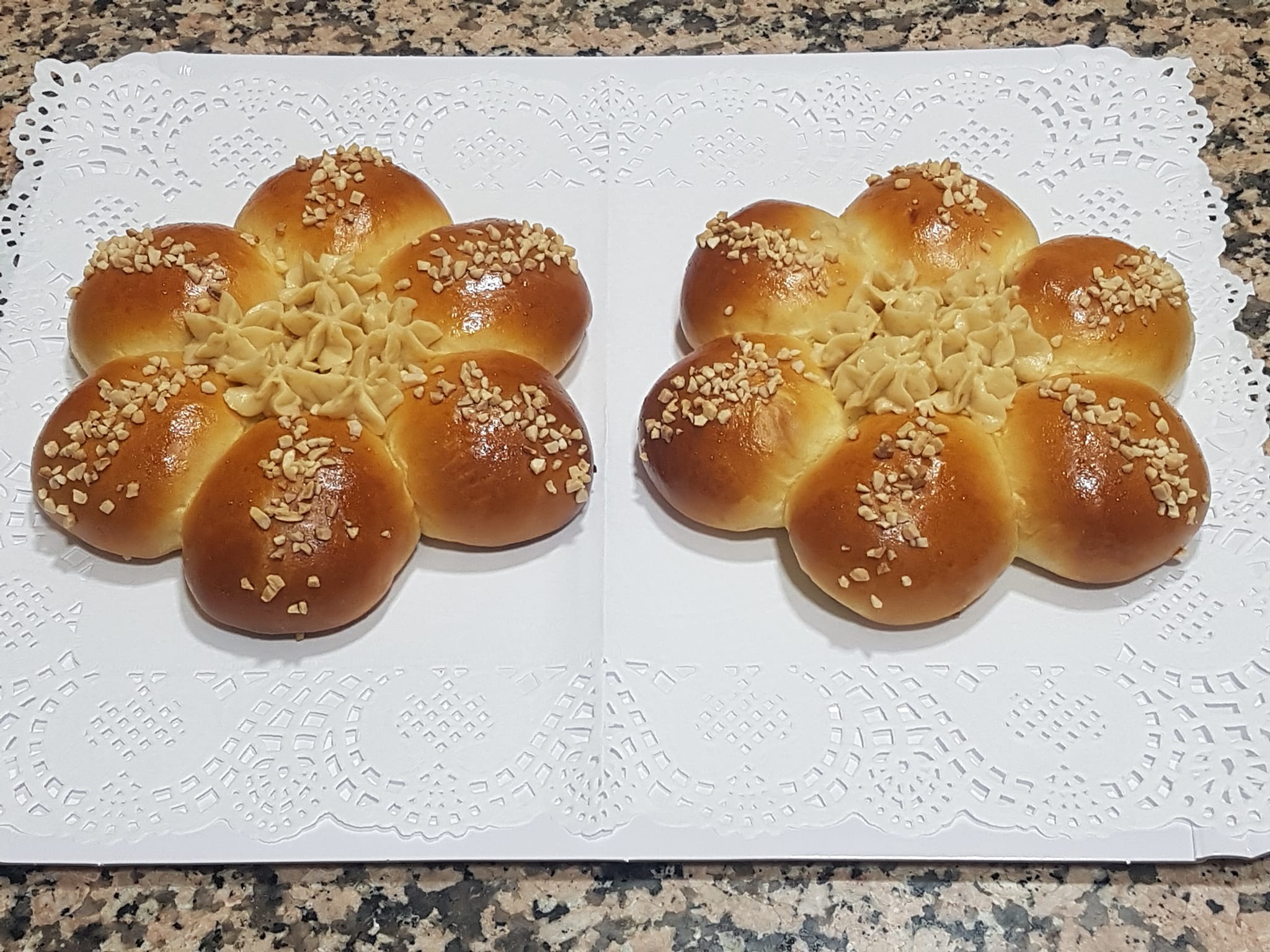 Brioche en flor con crema pastelera de turron con thermomix