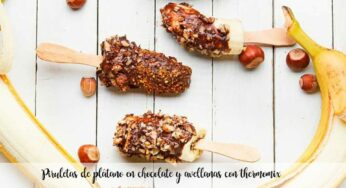 Piruletas de plátano en chocolate y avellanas con thermomix