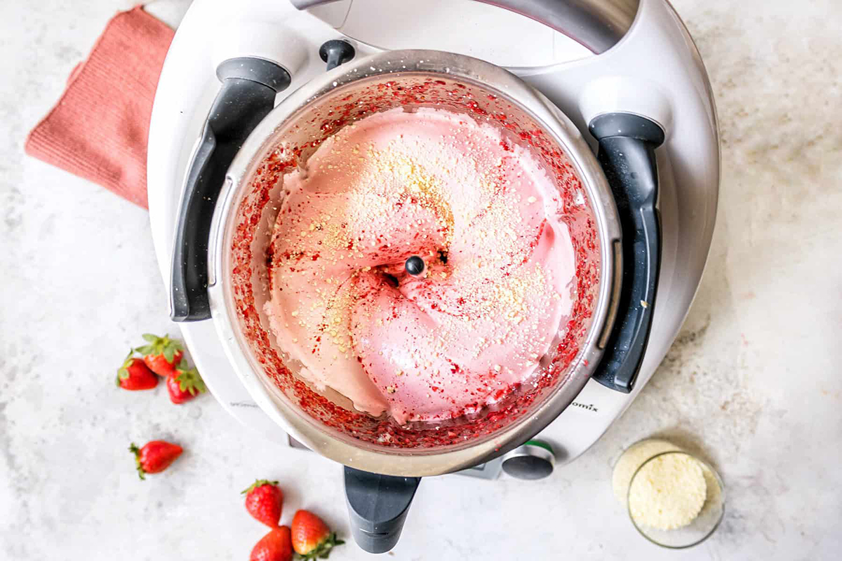 Helado Suave de Fresas y Chocolate Blanco con Thermomix