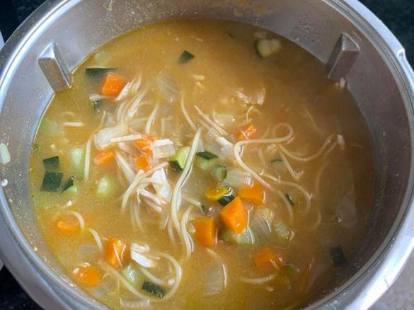 Sopa de Pollo con Fideos en Thermomix