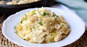 Farfalle con salsa de nata, chile y pollo