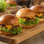 Sliders de ternera jugosos con salchicha y queso en freidora de aire