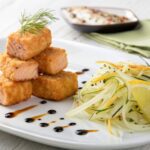 Cubos de salmón crujientes en freidora de aire