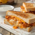 Sándwich de pollo búfalo con queso crujiente en freidora de aire
