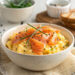 Huevos revueltos cremosos con salmón ahumado y queso crema con thermomix
