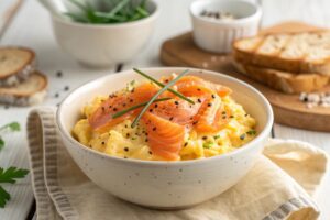 Huevos revueltos cremosos con salmón ahumado y queso crema con thermomix